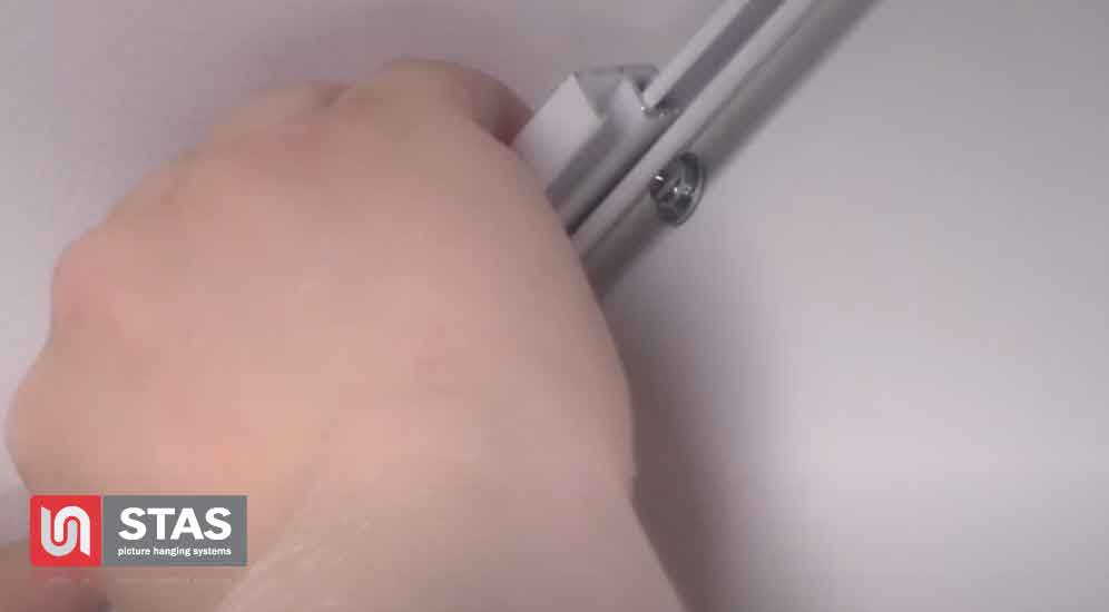 Come posso smontare e riutilizzare il mio sistema per appendere quadri?